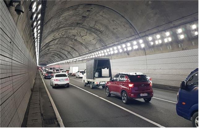 [부산=뉴시스] 부산시는 오는 8일부터 내년 1월20일까지 터널진입차단설비 설치를 위해 해운대구 장산1·2터널에 대한 교통통제를 실시한다고 7일 밝혔다. (사진=부산시 제공) 2025.12.07. photo@newsis.com *재판매 및 DB 금지