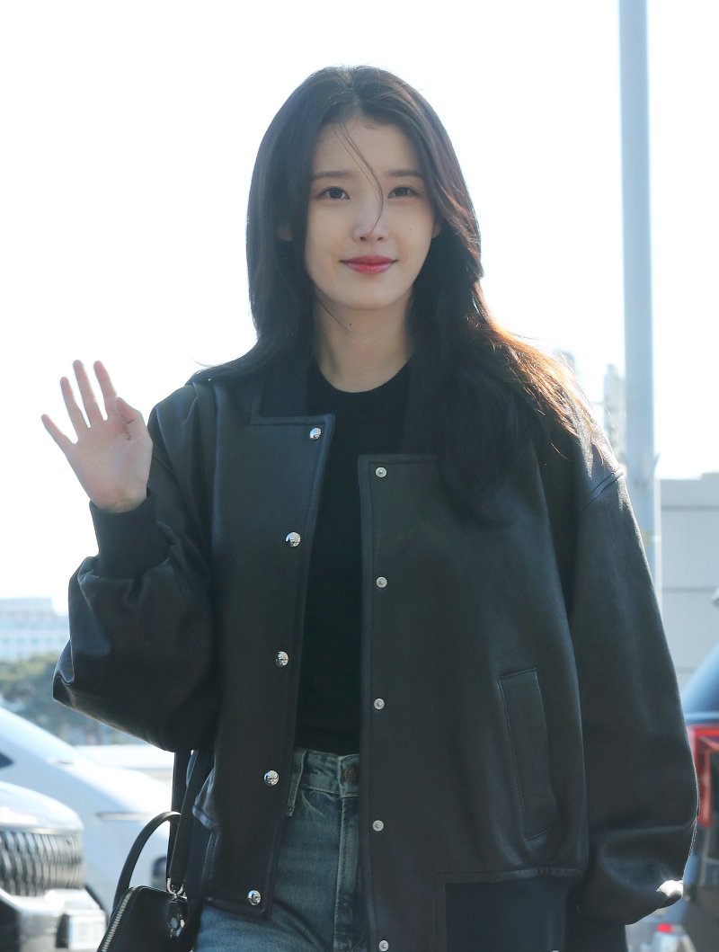 [인천공항=뉴시스] 김혜진 기자 = 가수 겸 배우 아이유가 아시아 아티스트 어워즈 2025(AAA 2025) 참석을 위해 5일 인천국제공항을 통해 대만으로 출국 하고 있다. 2025.12.05. jini@newsis.com