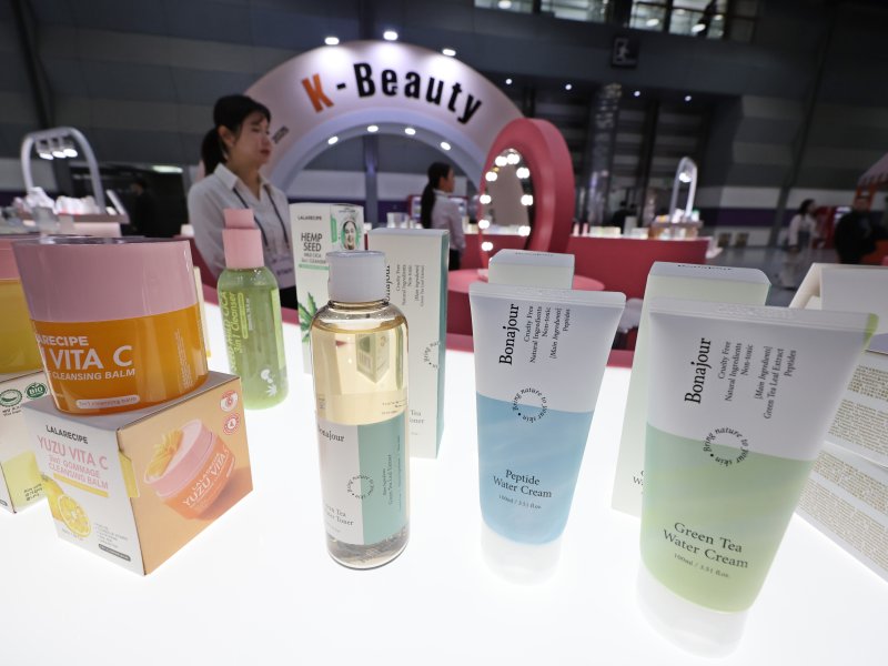 26일 서울 강남구 코엑스에서 열린 '제18회 KITA 해외마케팅 종합대전'에 화장품이 진열돼 있다. 2025.11.26/뉴스1 ⓒ News1 황기선 기자