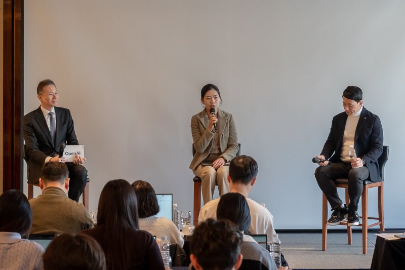 4일 오픈AI 코리아 기자간담회에서 발표하는 김경훈 오픈AI 코리아 총괄 대표(왼쪽부터), 서아란 GS건설 상무, 정영훈 LG U+ 상무. (사진=오픈AI 코리아 제공) *재판매 및 DB 금지