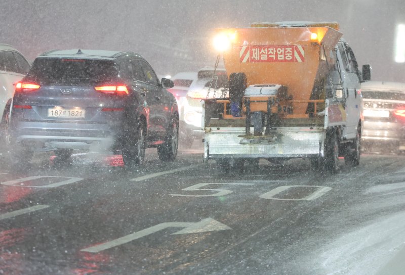 [서울=뉴시스] 황준선 기자 = 서울·인천·경기·강원 대설주의보가 발효된 지난 4일 오후 서울 중구 거리에서 제설작업 차량이 이동하고 있다. 2025.12.04. hwang@newsis.com