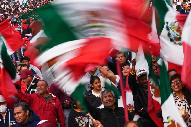 [멕시코시티= AP/ 뉴시스] 멕시코시티에 모인 클라우디아 세인바움 대통령의 지지자들이 여당의 집권 7주년을 기념하는 군중대회에서 국기를 흔들며 축하하고 있다. 이 날 미초아칸 주에서는 주지사가 이 행사에 참석하는 동안 6일 코아후아야나 시 경찰서에서 폭발물이 터져 9명의 사상자가 발생했다. 2025. 12. 07.