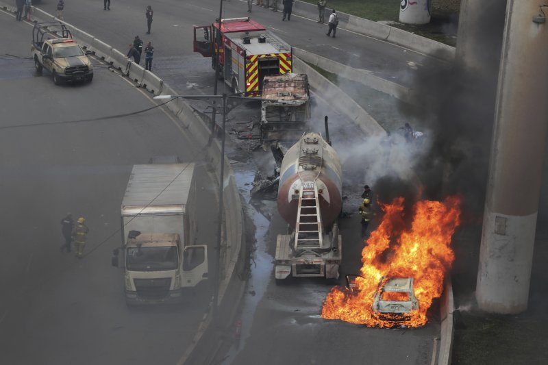 [멕시코시티=AP/뉴시스] 지난 9월 10일 멕시코 수도 멕시코시티의 한 고속도로에서 가스 운반 트럭(가스 탱커)이 폭발해 주변에 있던 자동차 한 대가 불길에 휩싸여 있다. 이 폭발로 차량 18대가 불에 타고 최소 57명이 부상했다. 최근 반정부 시위가 계속 중인 서부 미초아칸주에서는 12월 6일 코아후아야나 경찰서 앞에서 폭발물이 터져 2명이 죽고 여러 명이 부상당했다. 2025. 12. 07.