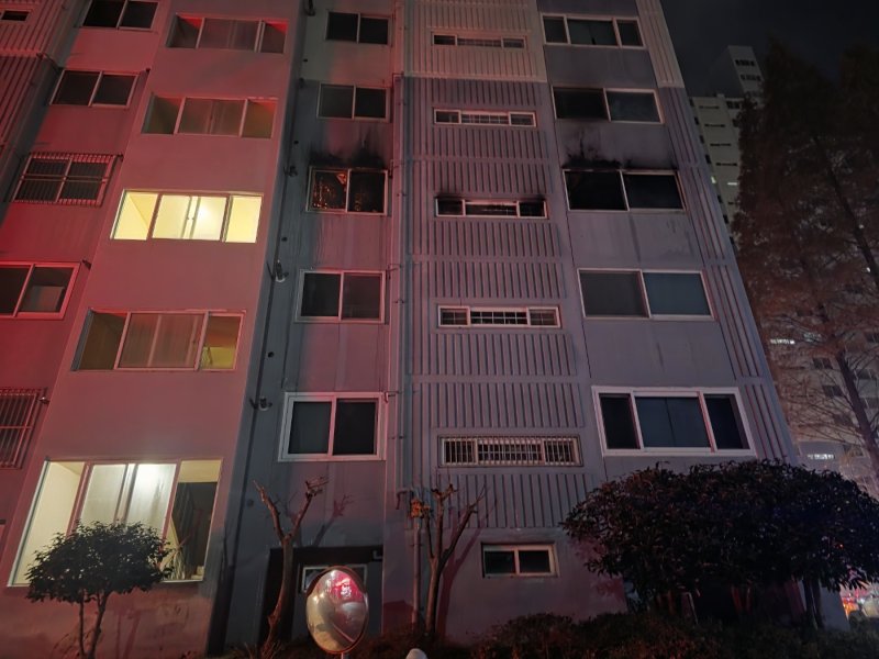 7일 새벽 화재가 발생한 경남 창원의 한 아파트 (소방 제공. 재판매 및 DB금지)