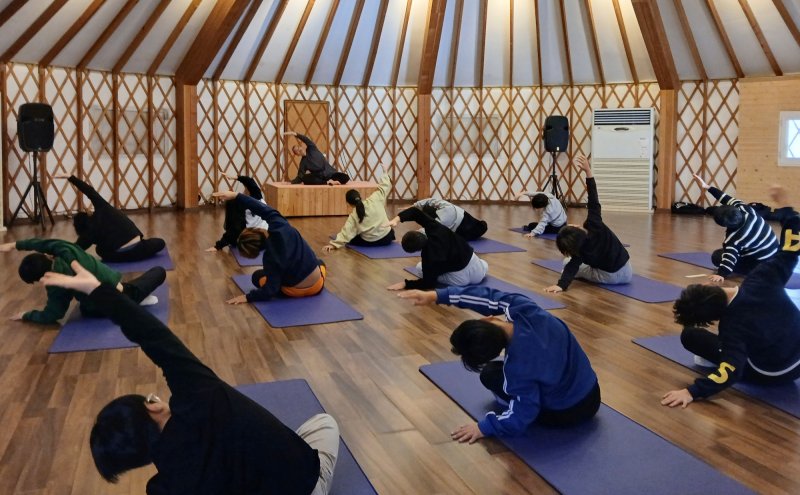 충북 진천군 드림스타트 초등학생 명상프로그램 진행 모습.(진천군 제공, 재판매 및 DB금지)/뉴스1