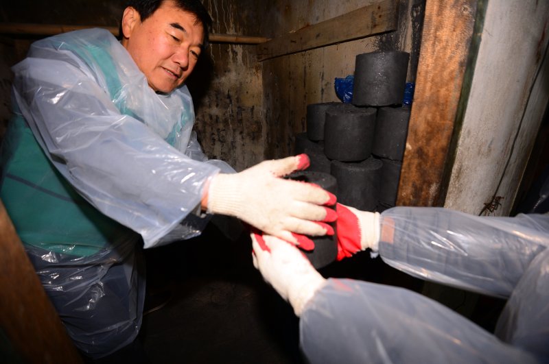 연탄 봉사 모습. /뉴스1 ⓒ News1 이승현 기자