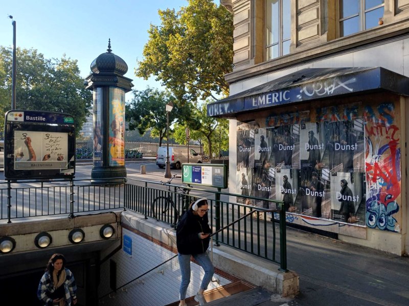 던스트가 해외에서 건물 벽면을 활용해 '룩북' 형태로 브랜드를 광고하는 모습. 이로써 감도 높은 브랜드 이미지를 구축했다.(던스트제공)