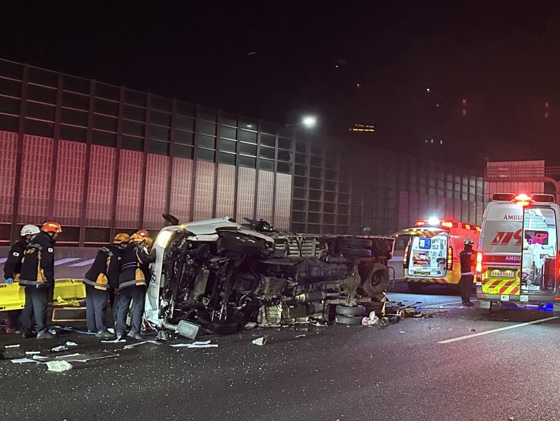 경남 진주 소재 남해고속도로 부산 방면 문산IC에서 발생한 3중 추돌 사고 현장 (독자 제공. 재판매 및 DB금지)