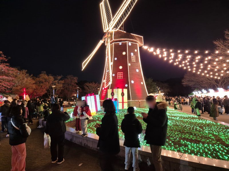 6일 울산 남구 울산대공원 풍차를 배경으로 시민들이 사진 찍고 있다.2025.12.7/뉴스1ⓒ 뉴스1 박정현 기자