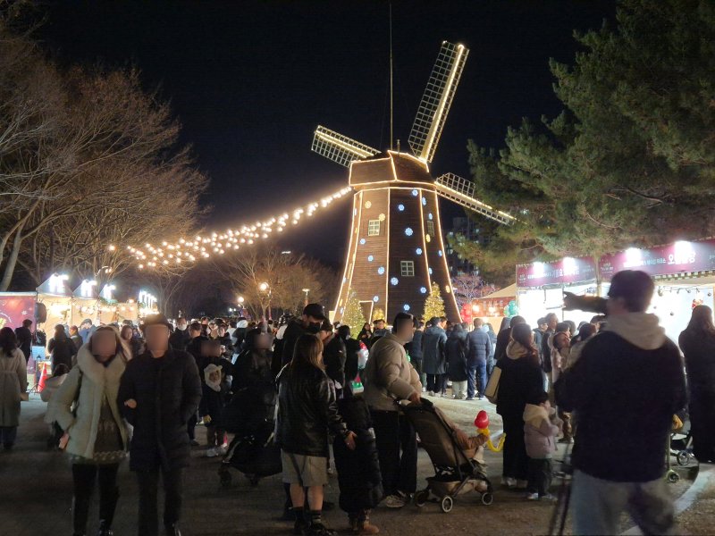 6일 울산 남구 울산대공원에서 열린 크리스마켓에 시민들이 북적이고 있다.2025.12.7/뉴스1ⓒ 뉴스1 박정현 기자