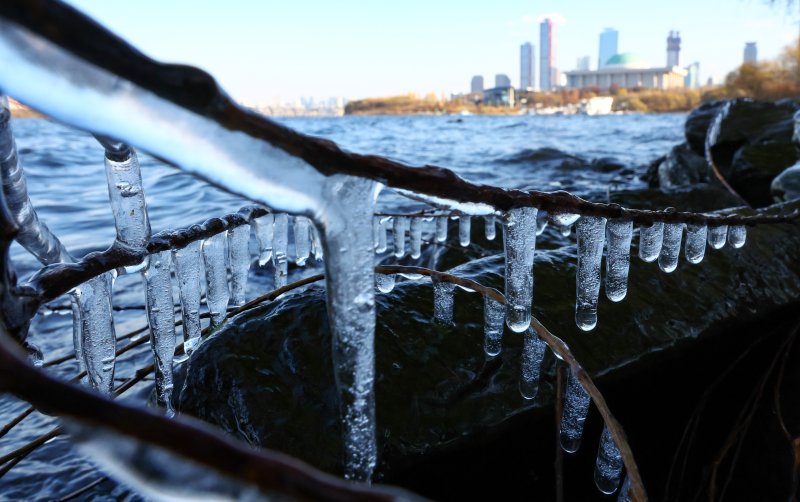 [서울=뉴시스] 황준선 기자 = 한파가 찾아온 3일 오후 서울 영등포구 한강변에 고드름이 얼어 있다. 2025.12.03. hwang@newsis.com
