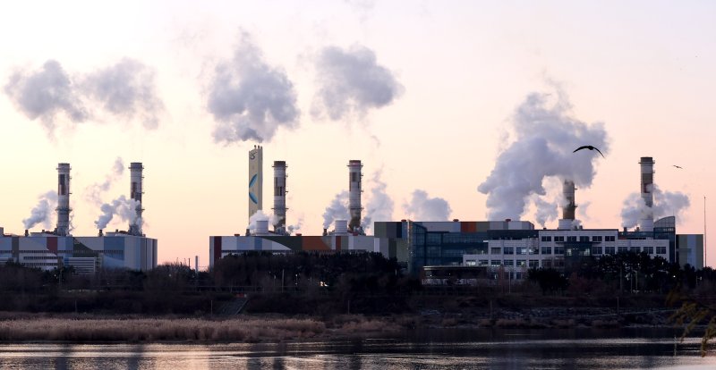 [인천=뉴시스] 전진환 기자 = 전국 대부분의 지역이 영하권의 날씨를 보인 5일 오전 인천 서구 서인천복합화력발전소 굴뚝에서 수증기가 뿜어져 나오고 있다. 2025.12.05. amin2@newsis.com