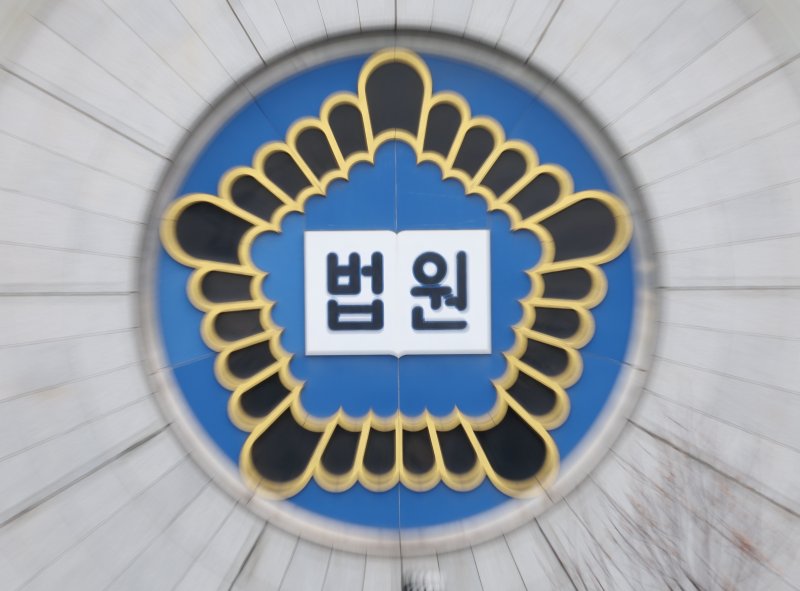 [서울=뉴시스] 김명년 기자 = 전국 각급 법원이 2주간 휴정기에 들어간 23일 오전 서울 서초구 서울중앙지방법원에 법원 로고가 보이고 있다. 2024.12.23. kmn@newsis.com