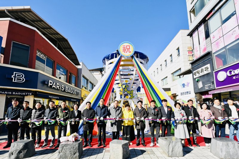 [문경=뉴시스] 문경시 점촌점빵길 일대에 조성된 '닻별 테마길' 준공식이 열리고 있다. (사진=문경시 제공) 2025.12.07. photo@newsis.com *재판매 및 DB 금지