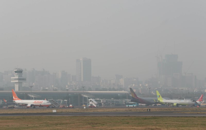 [제주=뉴시스] 고농도 미세먼지 비상저감조치가 시행된 제주시 도두동에서 바라본 도심이 희뿌연 먼지로 덮여 있다. (사진=뉴시스 DB). photo@newsis.com