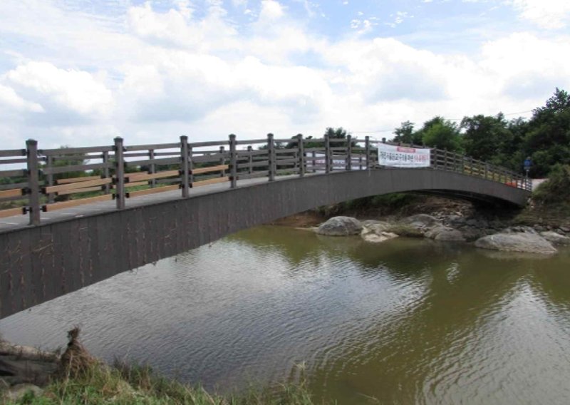 [광주=뉴시스] 올 여름 집중호우 피해로 파손, 안전점검에서 D등급을 받아 철거가 불기피한 상황에 놓인 광주 광산구 우산동 풍영정천 자전거도로 횡단교량. (사진 = 광주 광산구 제공) 2025.12.07. photo@newsis.com *재판매 및 DB 금지
