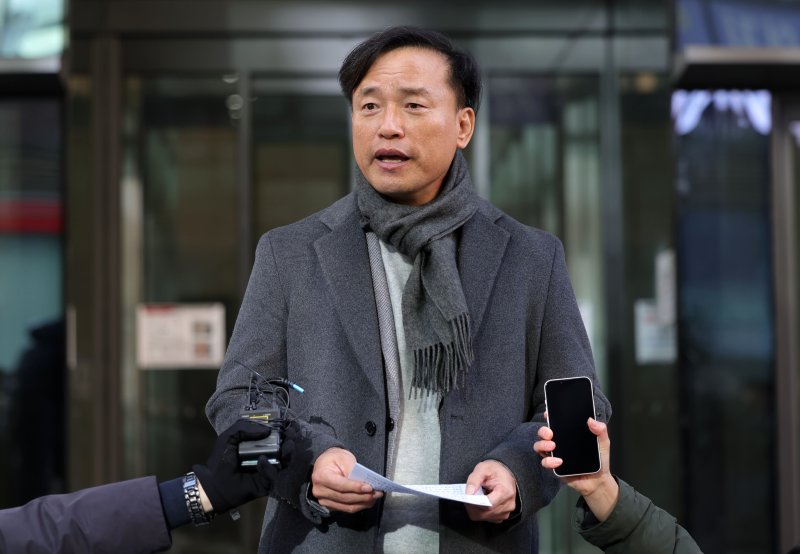 [과천=뉴시스] 홍효식 기자 = 김종철 초대 방송미디어통신위원회 위원장 후보자가 지난 4일 오전 경기 과천시 인사청문회 준비 임시 사무실이 마련된 한 오피스텔로 출근하고 있다. 2025.12.04. yesphoto@newsis.com