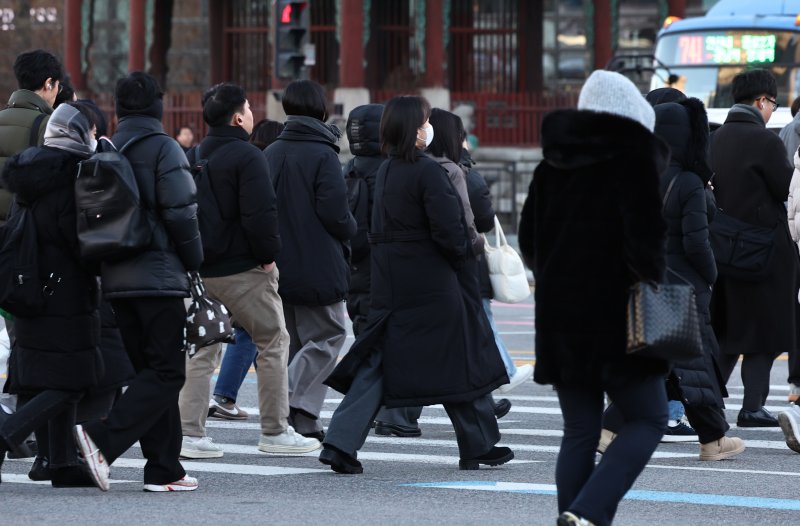 서울의 최저기온이 영하 10도 가까이 떨어진 4일 오전 서울 광화문네거리 일대에서 시민들이 추위 속 출근길 발걸음을 옮기고 있다. 2025.12.4/뉴스1 ⓒ News1 구윤성 기자