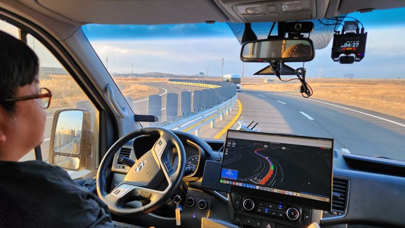 지난 4일 오후 경기 화성 한국교통안전공단 자동차안전연구원 K-City에서 라이드플럭스 자율주행 시험차가 도로 주행 실험을 진행하고 있다. 사진=공동취재단