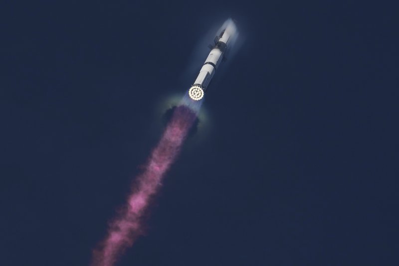 [보카치카=AP/뉴시스] ﻿﻿﻿﻿일론 머스크 테슬라 최고경영자(CEO)가 이끄는 우주 탐사 기업 스페이스X가 8000억 달러(약 1180조원)의 기업가치로 내부자 지분을 매각한다는 보도와 관련해 머스크 CEO가 직접 해명에 나섰다. 사진은 스페이스X 스타십이 시험 발사되는 모습. 2025.12.07