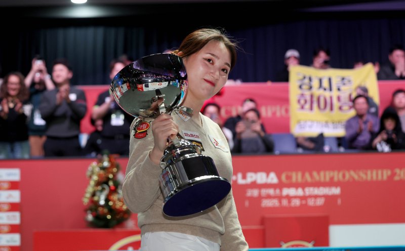 강지은이 우승 트로피를 들고 기념 사진을 찍고 있다. (사진=프로당구협회 제공). 2025.12.06. *재판매 및 DB 금지