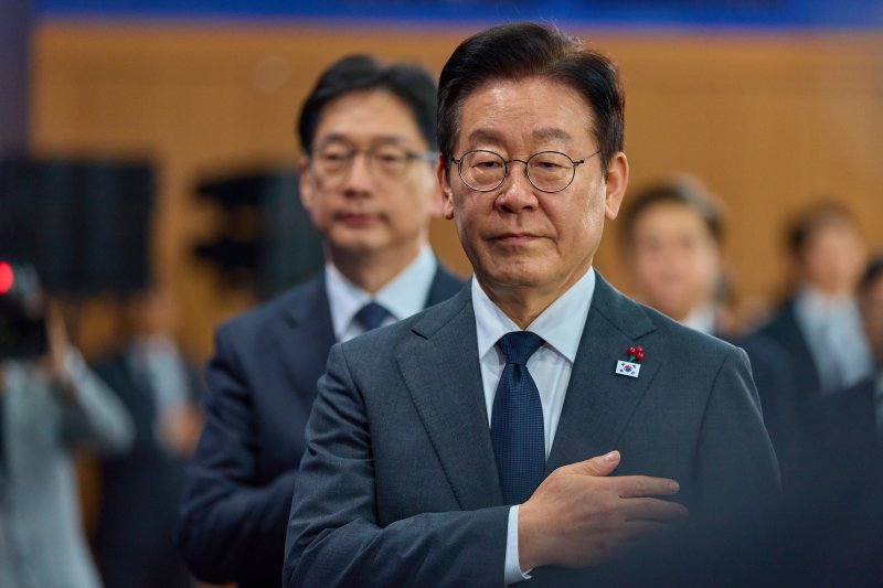 이재명 대통령이 지난 5일 충남 천안시 한국기술교육대학교에서 열린 '충남의 마음을 듣다' 타운홀미팅에서 국민의례를 하고 있다. (대통령실 제공. 재판매 및 DB 금지) 2025.12.5/뉴스1 ⓒ News1 이재명 기자