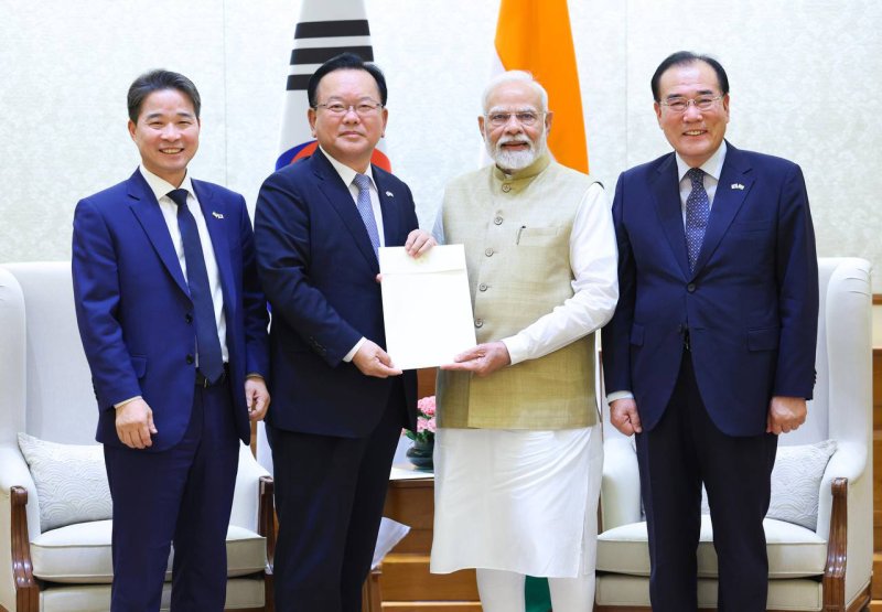 김부겸 전 국무총리를 단장으로 하는 대통령 인도 특사단이 지난 7월 인도 뉴델리에서 나렌드라 모디 인도 총리를 만나 이재명 대통령의 친서를 전달하고 있다. (외교부 제공. 재판매 및 DB 금지) (사진은 기사 내용과 무관함) 2025.7.18/뉴스1