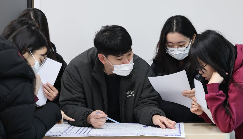 5일 오전 대전 중구 호수돈여자고등학교에서 수능 성적표를 받은 고3 수험생들이 담임교사와 상담을 하고 있다. 2025.12.5/뉴스1 ⓒ News1 김기태 기자