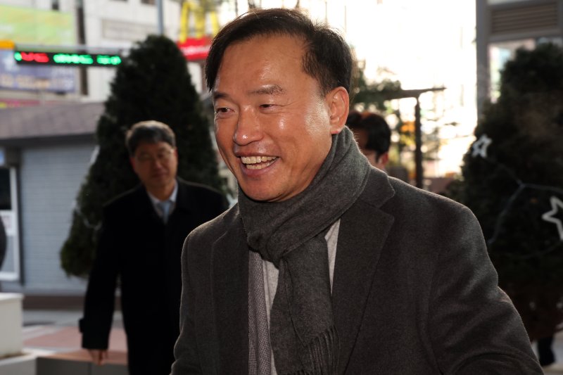 초대 방송미디어통신위원회 위원장 후보인 김종철 연세대 법학전문대학원 교수가 지난 4일 오전 경기도 과천시 정부과천청사 인근 청문회 준비 사무실로 출근하고 있다. 2025.12.4/뉴스1 ⓒ News1 김명섭 기자