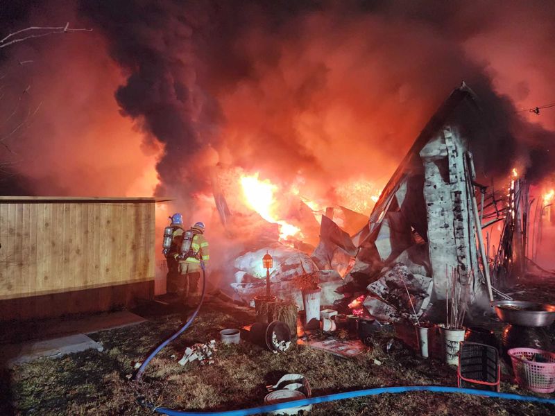 7일 오전 5시30분쯤 춘천시 삼천동 한 음식점에서 화재가 발생했다. 강원도소방본부 제공