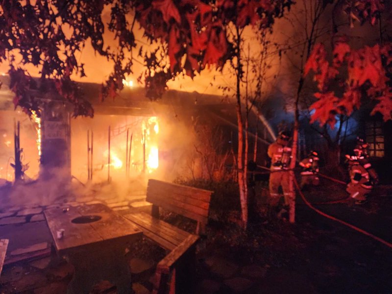 7일 새벽 강원 춘천 온의동 닭갈비 전문점 화재.(강원도소방본부 제공, 재판매 및 DB 금지) 2025.12.7/뉴스1