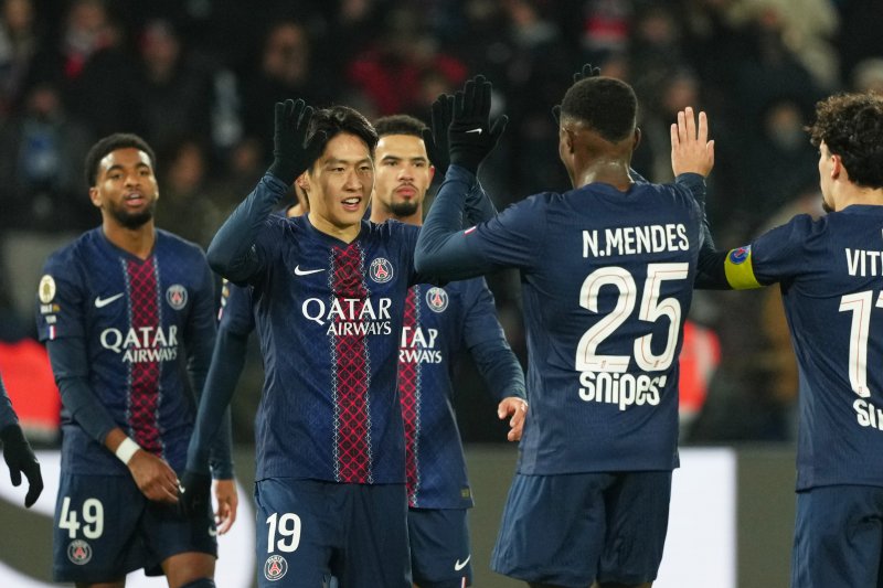 [파리=AP/뉴시스] 파리 생제르맹(PSG)의 이강인이 22일(현지 시간) 프랑스 파리의 파르크 데 프랭스에서 열린 2025-26 리그1 13라운드 르아브르와 경기 전반 29분 선제골(리그 1호)을 넣은 후 동료들과 기쁨을 나누고 있다. 이강인은 55분을 소화하면서 결승 골을 넣으며 팀의 3-0 승리를 이끌었다. 2025.11.23.
