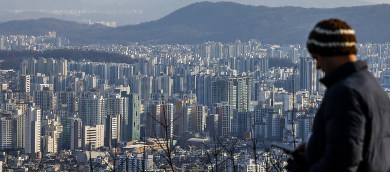 [서울=뉴시스] 정병혁 기자 = 2일 서울 중구 남산에서 시내 아파트가 보이고 있다. 수요에 비해 공급이 뒷받침되지 않으면서 전세가격은 상승세를 이어가고 있다. 한국부동산원에 따르면 10·15 대책 발표 이후인 10월20일 기준 전국 아파트 전세가격은 0.06% 오른 뒤 상승폭이 확대됐다.전세의 월세화가 가속화되는 가운데 대출규제까지 강화되면서 전세 물건은 감소세를 보이고 있다. 규제지역 지정과 토지거래허가구역 확대로 서울 전역과 경기 일부 지역에서 전세를 끼고 매매하는 갭투자도 금지되면서 전세 물건이 줄었다.2025.12.02. 
