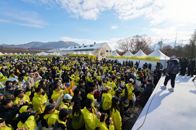 오프라인 대회가 끝난 후, 가수 션의 축하공연 모습. 카카오페이 제공