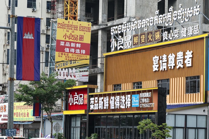 18일(현지시간) 캄보디아 시아누크빌 한 거리 상가에 중국어 간판들이 붙어 있다. 2025.10.18/뉴스1 ⓒ News1 김도우 기자