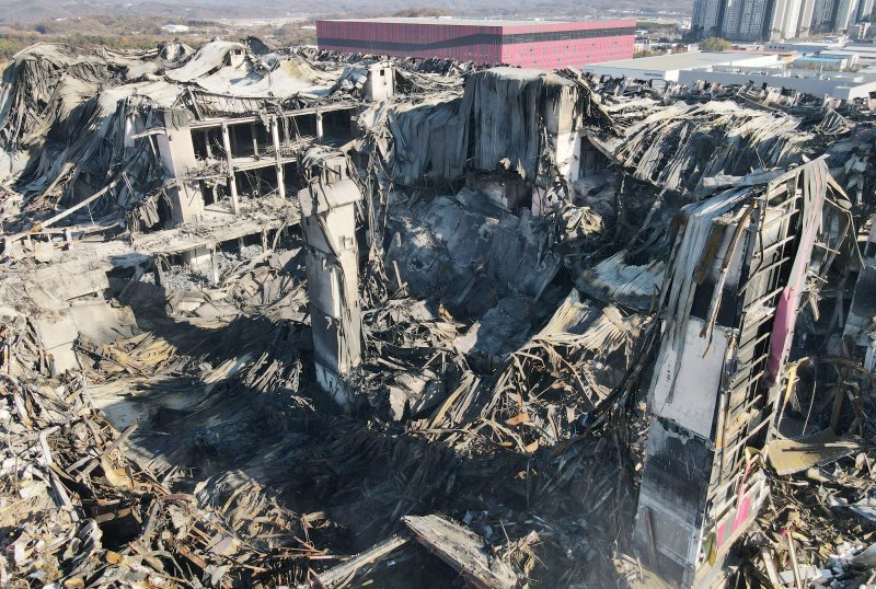 이랜드패션 물류센터 화재 현장감식이 실시된 21일 충남 천안시 동남구 풍세면 이랜드유통 천안 물류센터가 화재로 일부 건물이 붕괴돼 있다. /뉴스1 ⓒ News1 김기태 기자