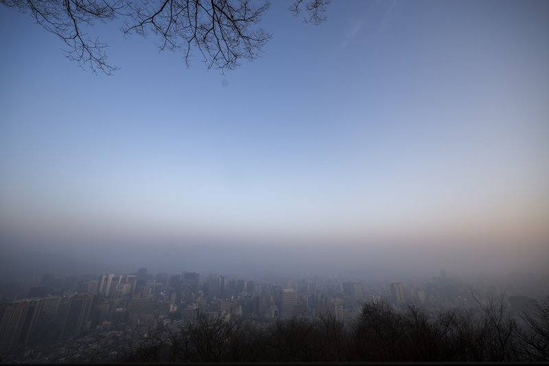 [서울=뉴시스] 정병혁 기자 = 많은 눈이 내린다는 절기인 대설인 7일 서울 중구 남산에서 바라본 도심이 안개에 갇혀 있다. 2025.12.07. jhope@newsis.com