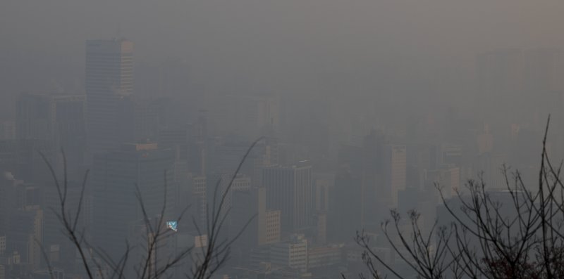 [서울=뉴시스] 정병혁 기자 = 많은 눈이 내린다는 절기인 대설인 7일 서울 중구 남산에서 바라본 도심이 안개에 갇혀 있다. 2025.12.07. jhope@newsis.com