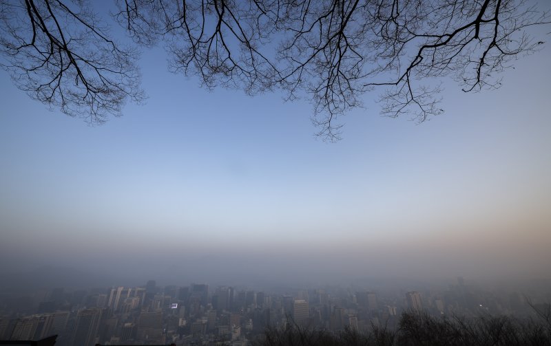 [서울=뉴시스] 정병혁 기자 = 많은 눈이 내린다는 절기인 대설인 7일 서울 중구 남산에서 바라본 도심이 안개에 갇혀 있다. 2025.12.07. jhope@newsis.com