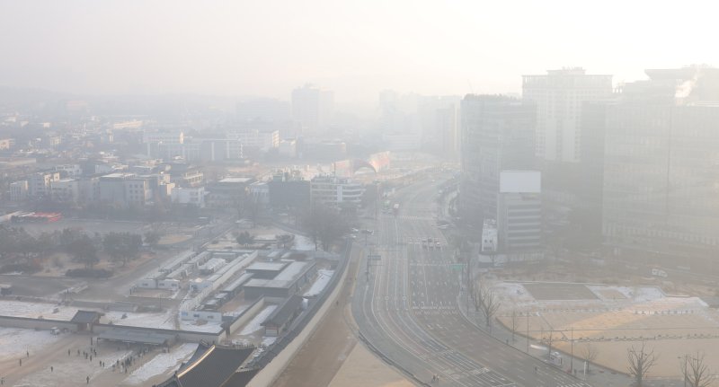 [서울=뉴시스] 추상철 기자 = 절기상 대설, 초미세먼지가 나쁨단계를 보인 7일 오전 서울 종로구 광화문 일대가 뿌옇게 보이고 있다. 2025.12.07. scchoo@newsis.com