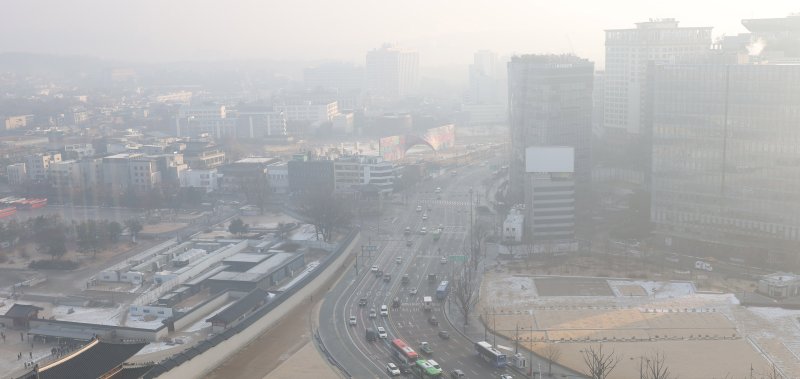 [서울=뉴시스] 추상철 기자 = 절기상 대설, 초미세먼지가 나쁨단계를 보인 7일 오전 서울 종로구 광화문 일대가 뿌옇게 보이고 있다. 2025.12.07. scchoo@newsis.com