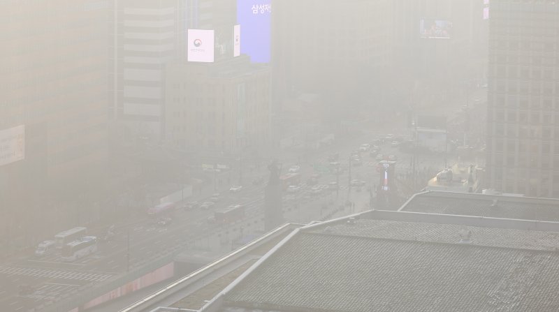 [서울=뉴시스] 추상철 기자 = 절기상 대설, 초미세먼지가 나쁨단계를 보인 7일 오전 서울 종로구 광화문 일대가 뿌옇게 보이고 있다. 2025.12.07. scchoo@newsis.com