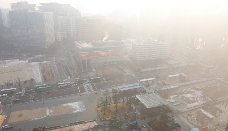 [서울=뉴시스] 추상철 기자 = 절기상 대설, 초미세먼지가 나쁨단계를 보인 7일 오전 서울 종로구 광화문 일대가 뿌옇게 보이고 있다. 2025.12.07. scchoo@newsis.com