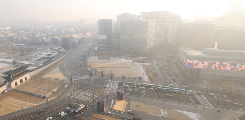 [서울=뉴시스] 추상철 기자 = 절기상 대설, 초미세먼지가 나쁨단계를 보인 7일 오전 서울 종로구 광화문 일대가 뿌옇게 보이고 있다. 2025.12.07. scchoo@newsis.com