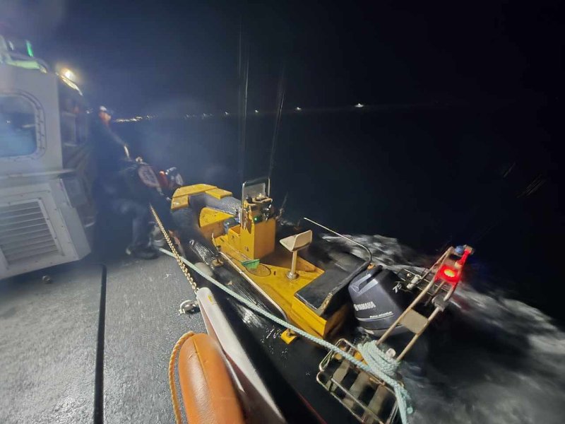 지난 6일 오후 오후 5시 25분쯤 영일만 신항 북방파제 남단 인근 해상에서 고무보트 A 호(60마력, 승선원 2명)가 시동이 걸리지 않는다는 신고를 접수한 해경이 고무보트를 예인하고 있다. (포항 해경 제공. 재판매 및 DB금지)/뉴스1
