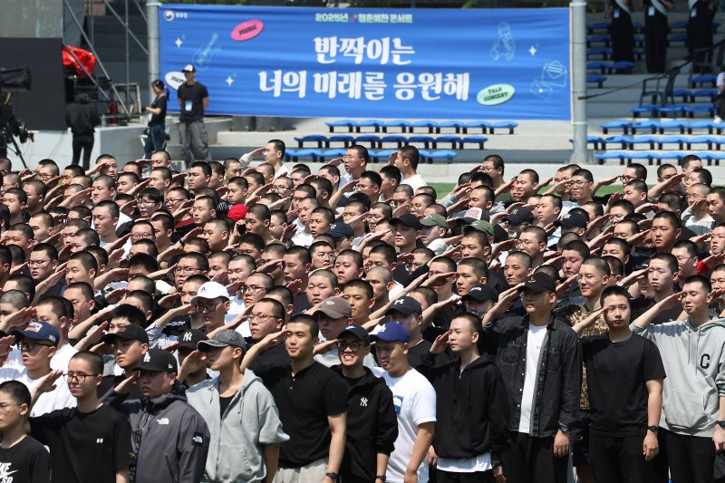 [논산=뉴시스] 김명년 기자 = 26일 오후 충남 논산 육군훈련소에서 열린 현역병 입영 행사에서 입영장정들이 경례하고 있다. 2025.05.26. kmn@newsis.com