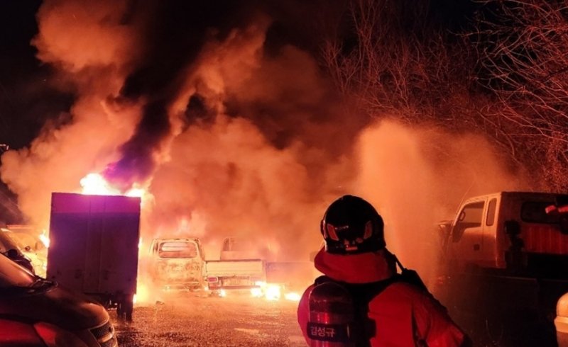 7일 오전 5시 52분쯤 경북 성주군 벽진명면 공터에서 차량화재가 발생해 출동한 소방관이 진화작업을 하고 있다.(경북소방 제공. 재판매 및 DB금지)/뉴스1