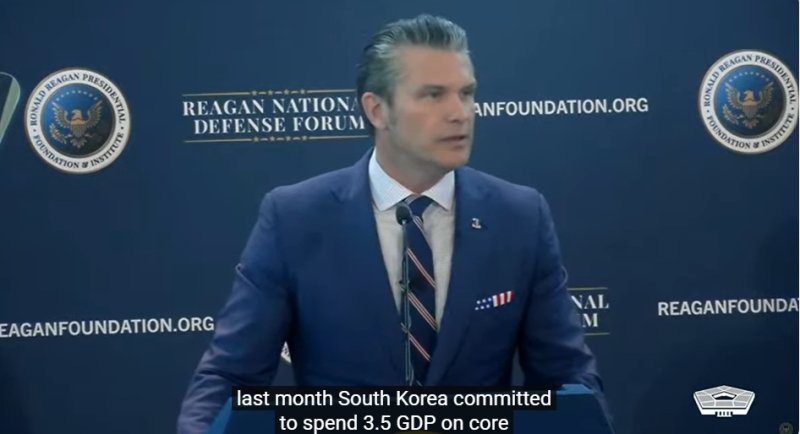 [서울=뉴시스]피트 헤그세스 미국 전쟁부(국방부) 장관이 한국을 포함한 일부 국가들을 '모범 동맹'으로 지목하며 방위비 분담에 적극적인 국가에 혜택을 제공할 것이라고 밝혔다. 헤그세스 장관이 6일(현지 시간) 캘리포니아주 시미밸리에서 열린 '레이건 국방포럼'에서 연설하는 모습. <사진출처: 미 전쟁부 유튜브> 2025.12.07