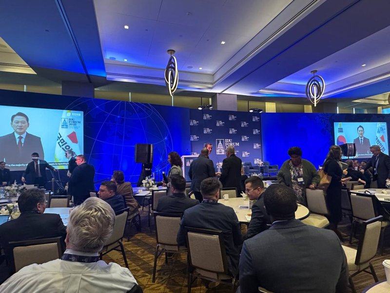 [서울=뉴시스] 지난 5일(현지시간) 미국 워싱텅 D.C.에서 열린 국제민주연맹(IDU, International Democracy Union) 집행위원회의에서 장동혁 국민의힘 대표가 영상 메시지를 통해 발언하고 있다. (사진 = 국민의힘 제공) 2025.12.07. photo@newsis.com *재판매 및 DB 금지