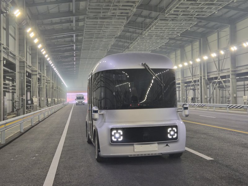 [화성=뉴시스] 정진형 기자 = 지난 4일 경기 화성시 한국교통안전공단(TS) 자율주행실험도시(K-City) 기상환경재현시설을 자율주행차가 통과하고 있다. 2025.12.07. formation@newsis.com *재판매 및 DB 금지